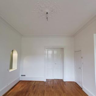 Peinture blanche dans une grande pièce