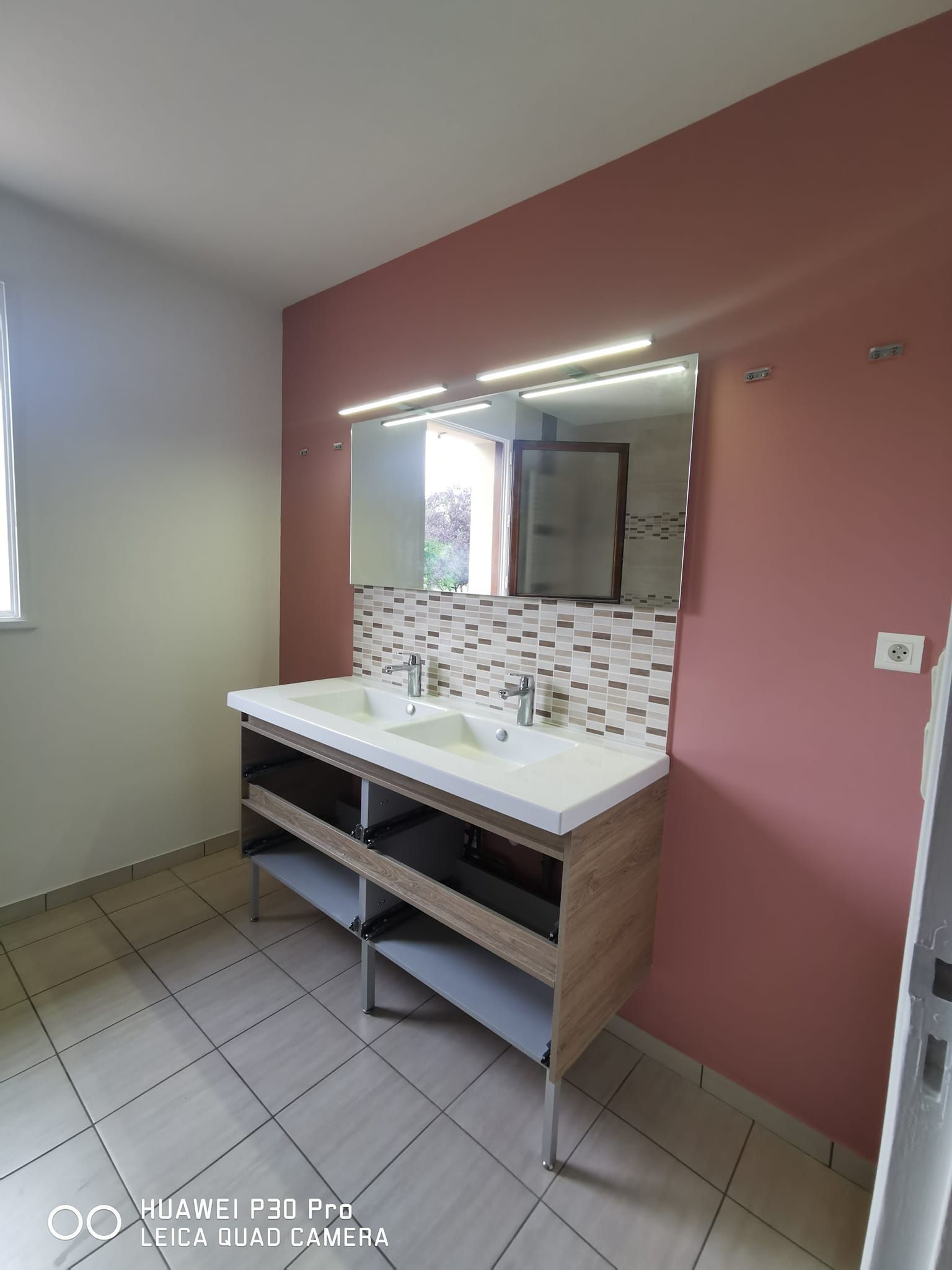 Mur de salle de bains rose