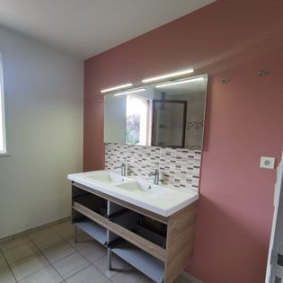 Salle de bains avce un mur rose