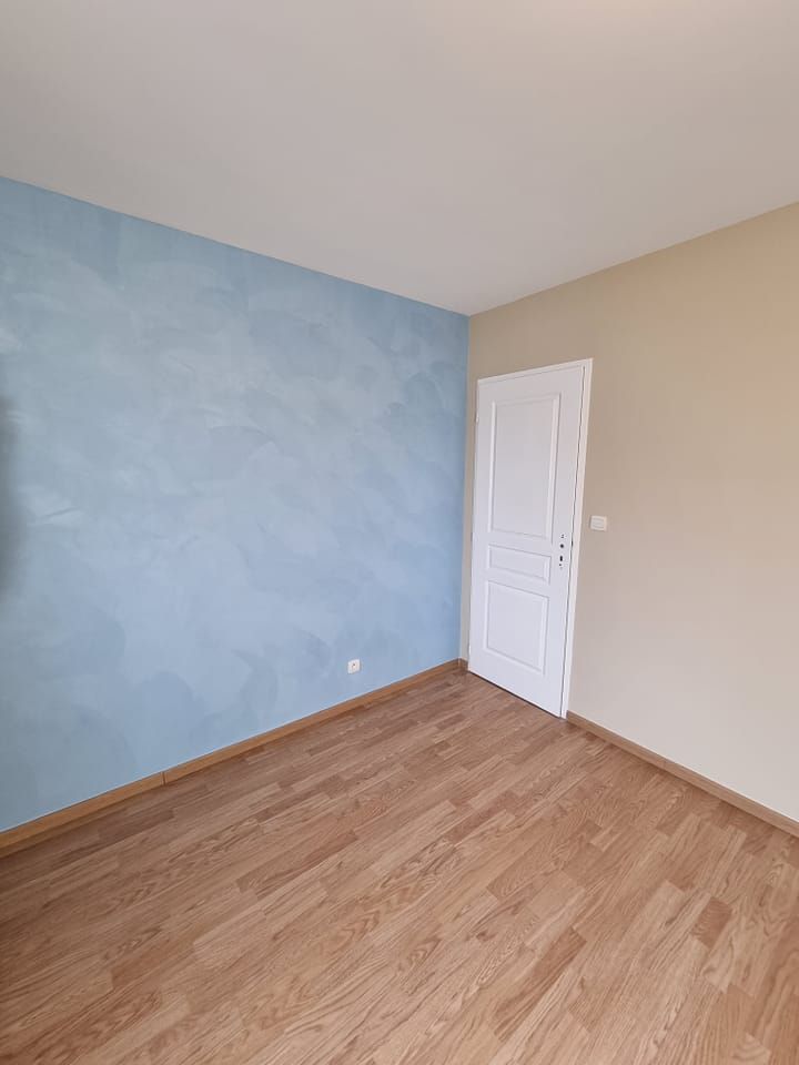 Papier peint bleu et beige