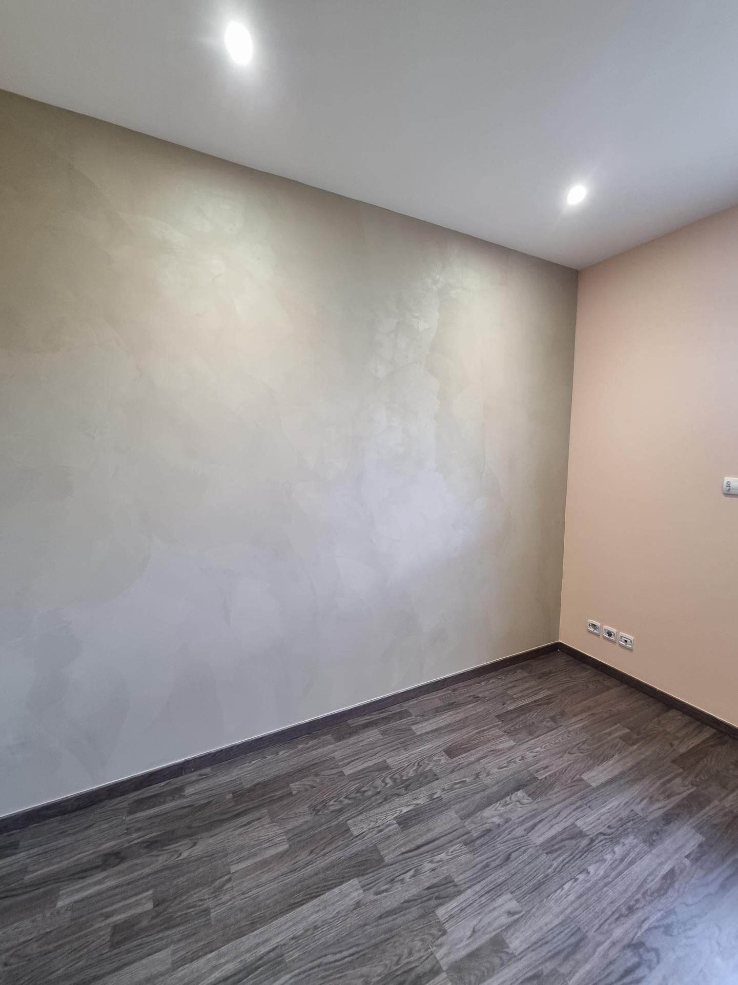 Papier peint gris et rose