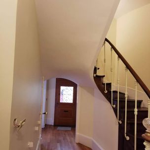 Couloir d'une maison avec une porte dans le fond