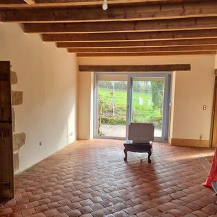 Pièce de vie vide avec un fauteuil au centre