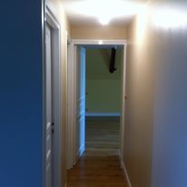Peinture dans le couloir d'une pièce
