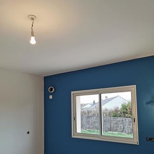 Peinture bleue et blanche dans une pièce de vie