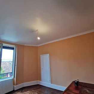 Peinture terminée dans une chambre