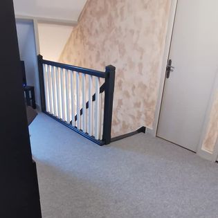 Papier peint sur un mur d'escalier