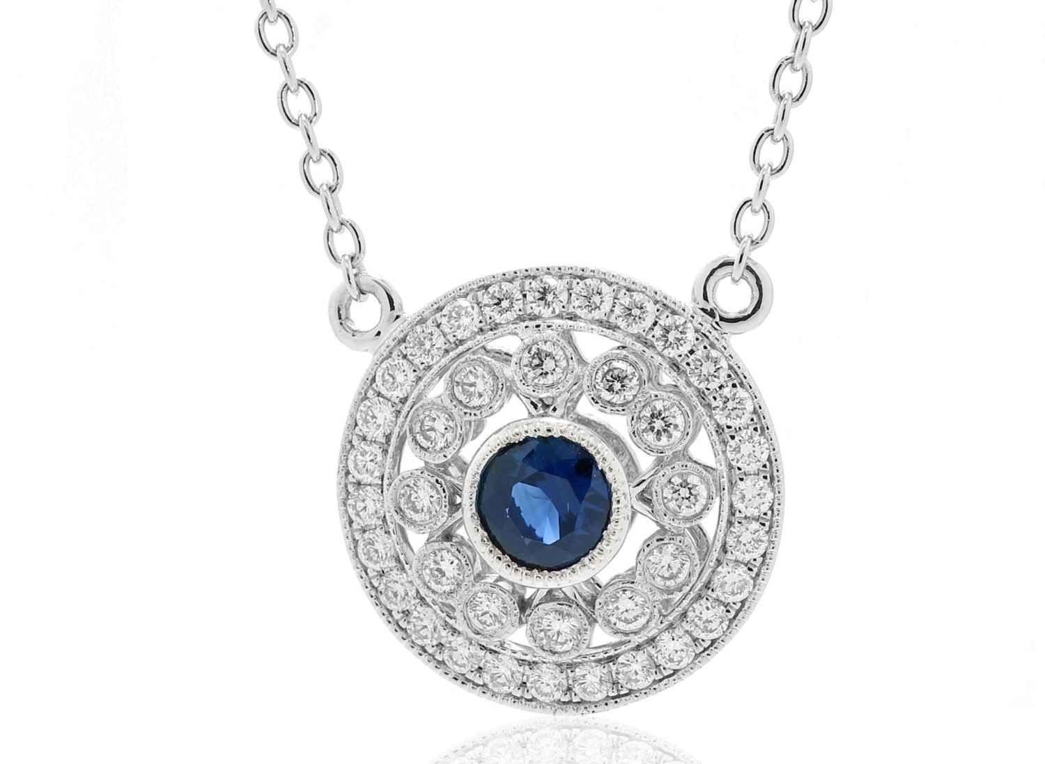 Collar de plata con piedra central de zafiro rodeada de diamantes.