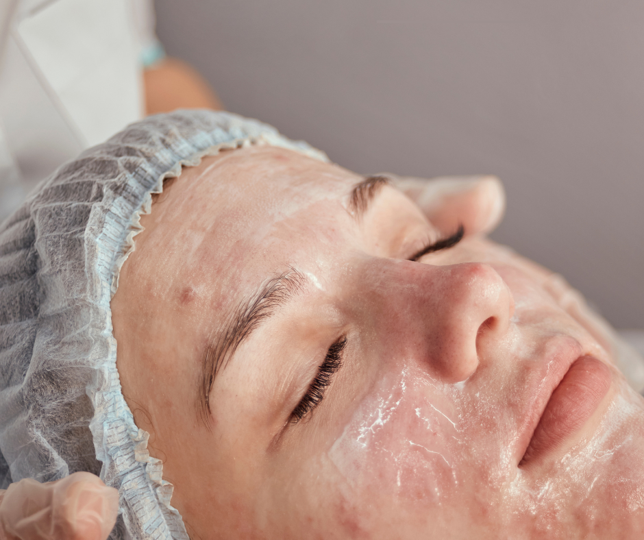 Una mujer está recibiendo un tratamiento facial en un salón de belleza.