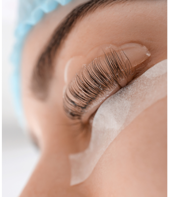 Un primer plano del ojo y las cejas de una mujer.