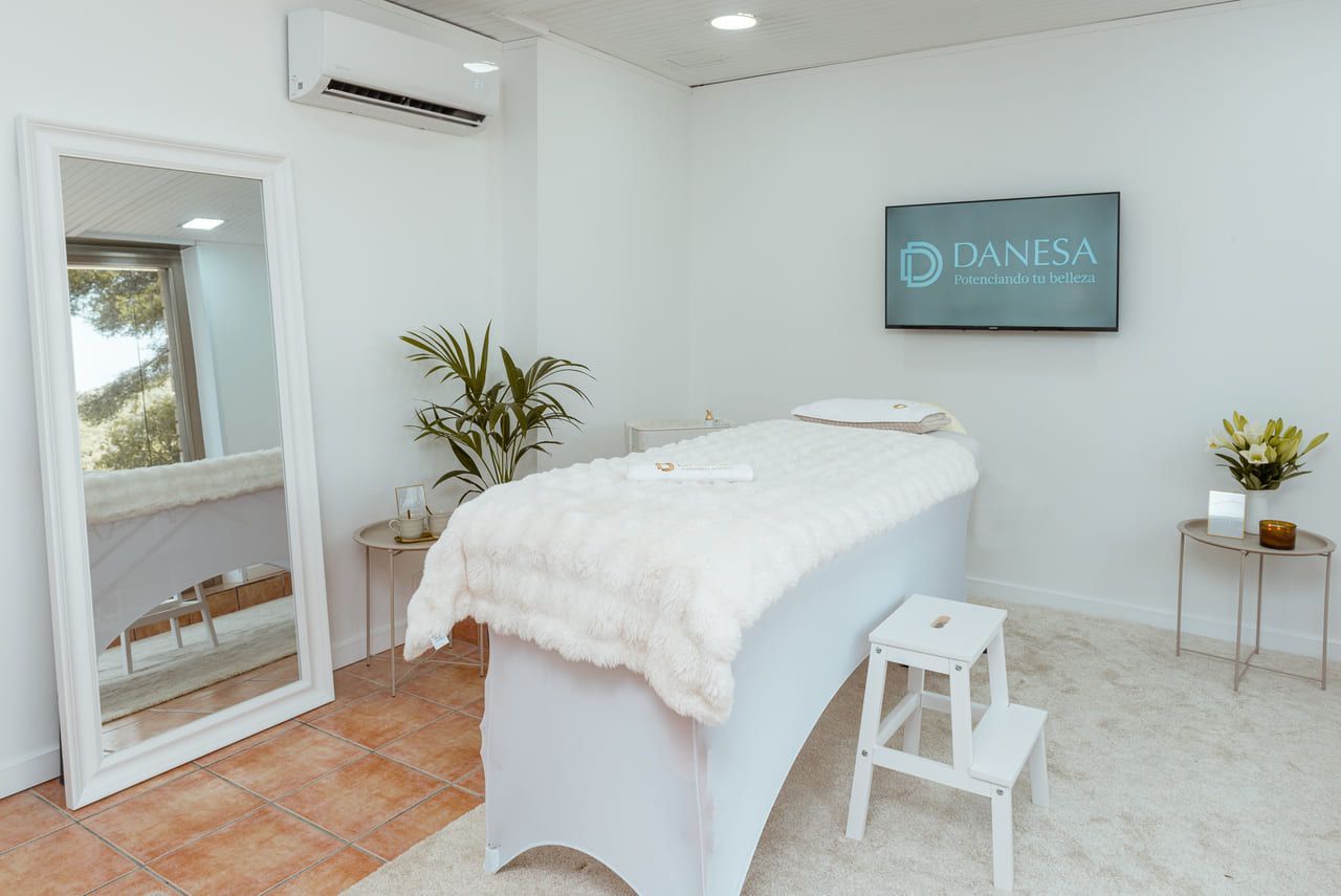 Hay una mesa de masajes en el medio de la habitación.