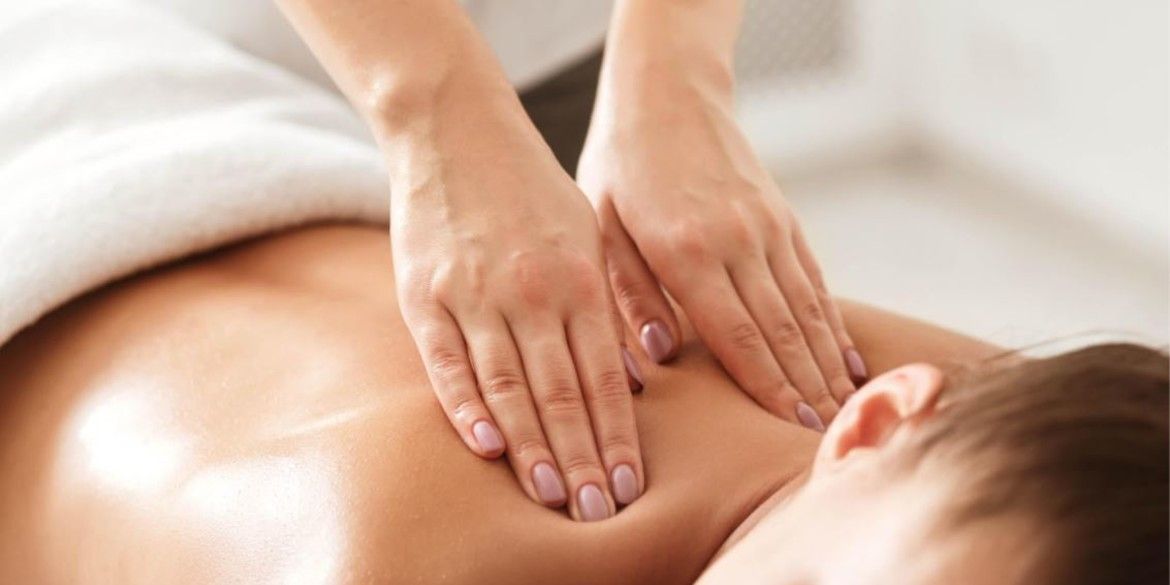 Una mujer le está dando un masaje a un hombre en un spa.