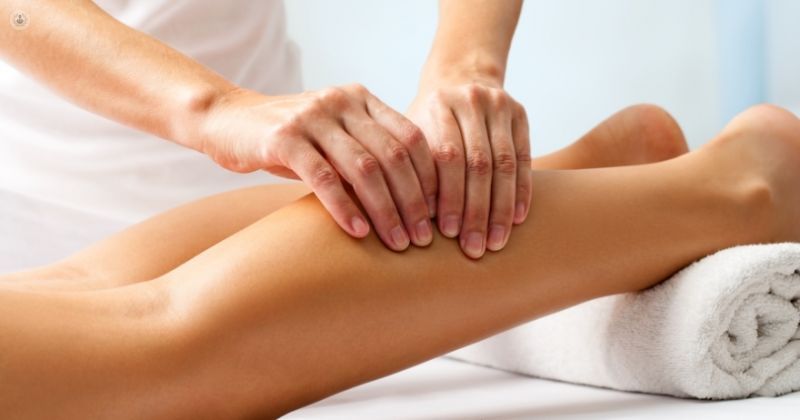 Una mujer está recibiendo un masaje en su pierna en un spa.