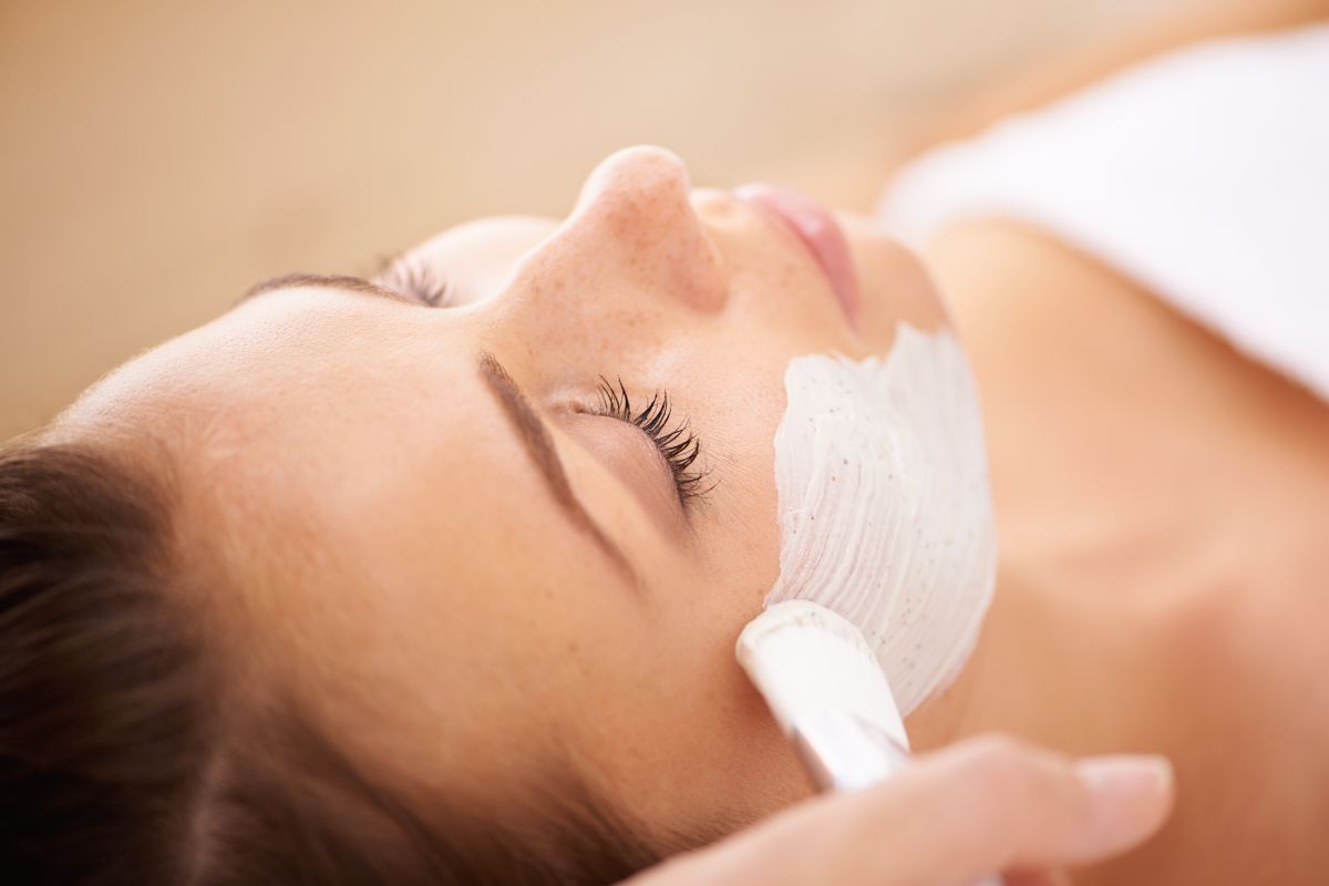 Una mujer está recibiendo un tratamiento facial en un spa.