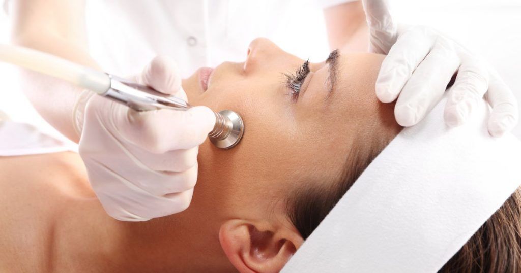 Una mujer está recibiendo un tratamiento facial en un salón de belleza.