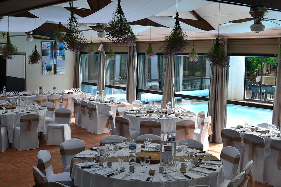 Tables et chaises sous du linge blanc
