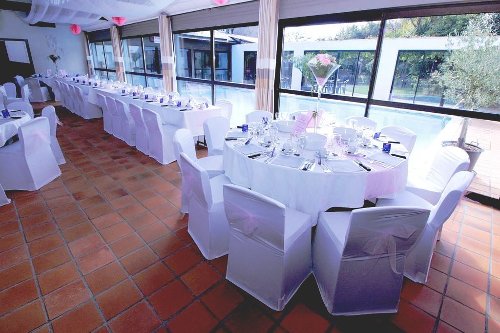 Table ronde et blanche entourée de chaises