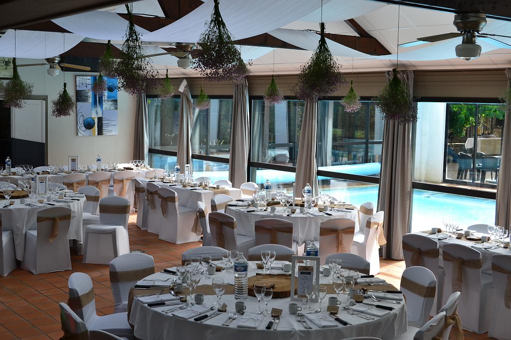 Salle de réception avec décorations de mariage