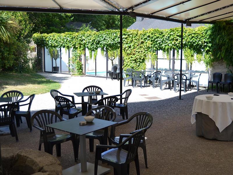 Tables et chaises en plastique noir
