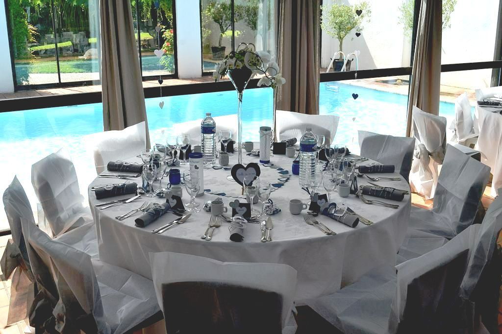 Table ronde et blanche avec décorations bleues foncées