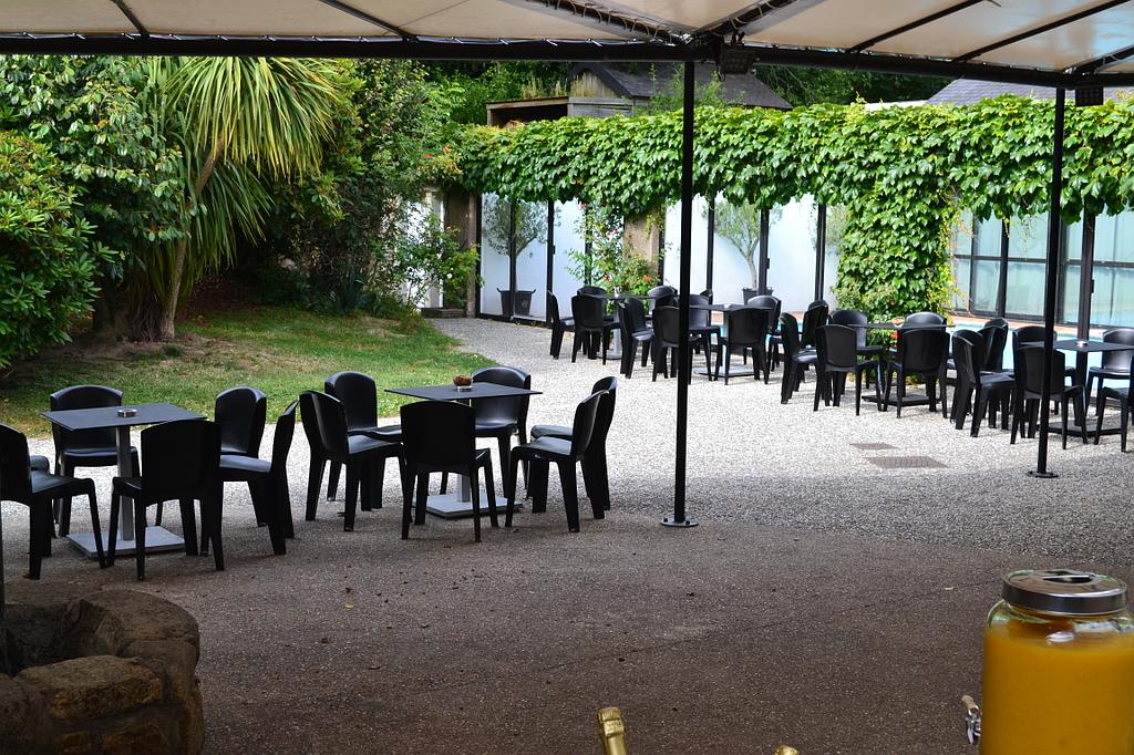 Terrasse ombragée vue sur piscine