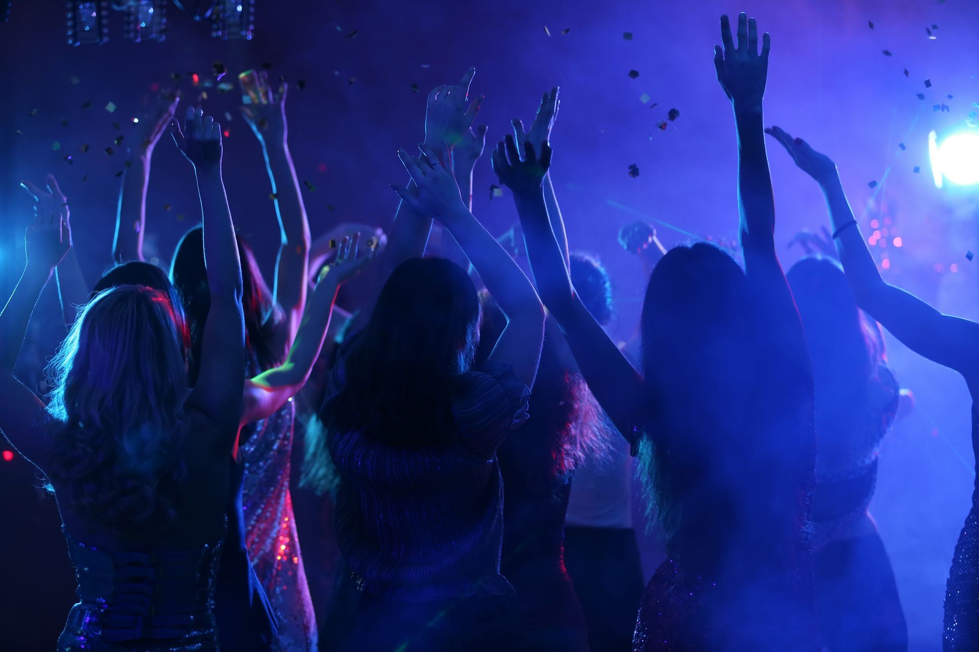 Jeunes femmes en train de danser dans une lumière bleue
