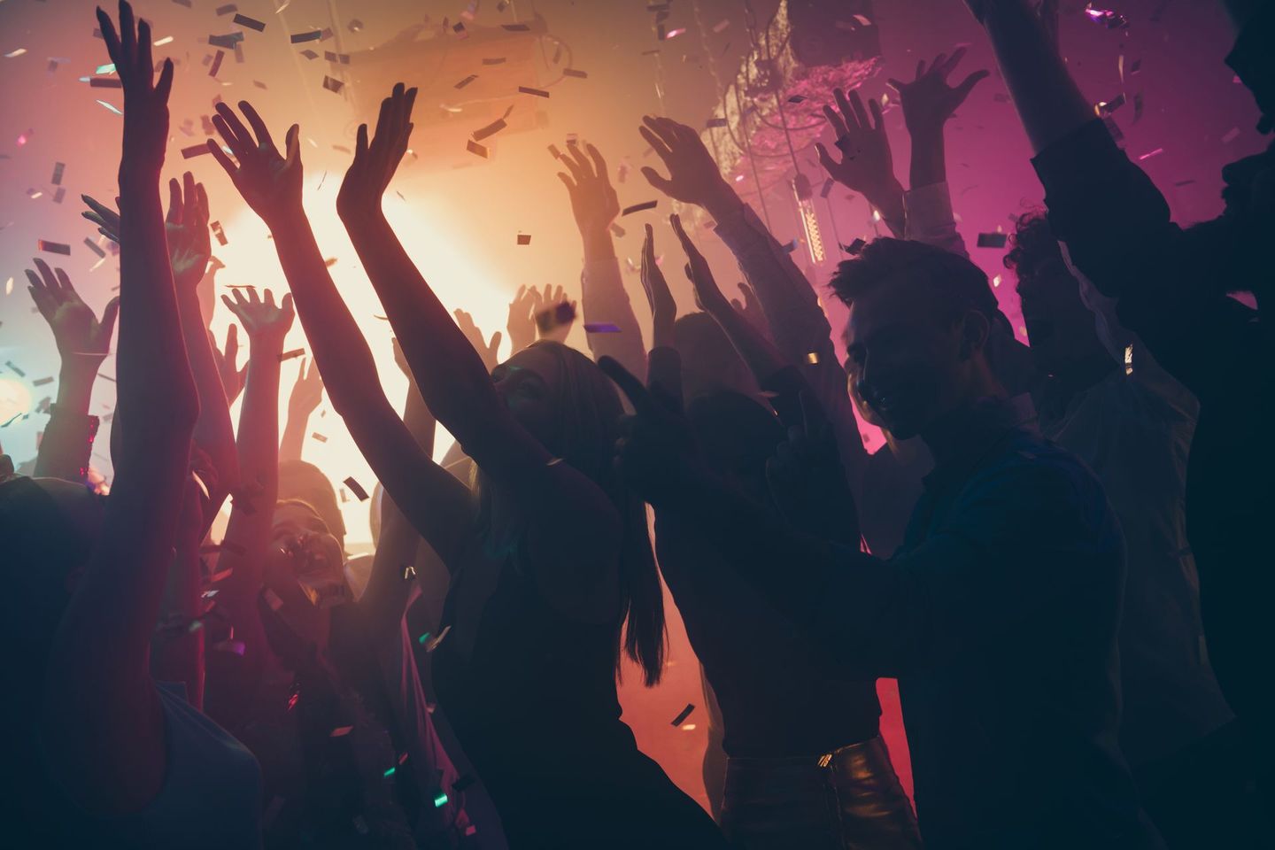 Plusieurs personnes dans l'ombre en train de danser