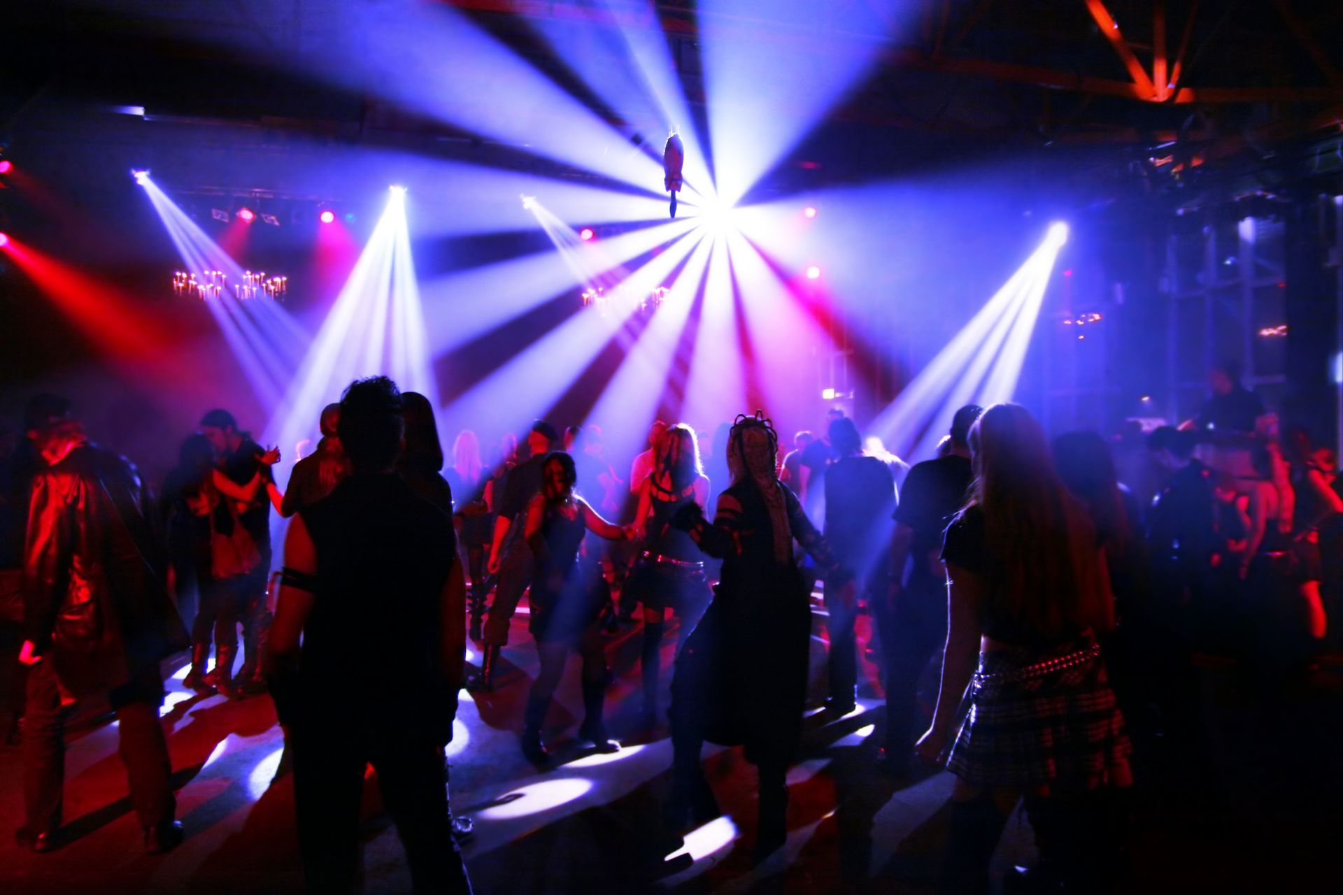 Personnes en train de danser dans une boîte de nuit