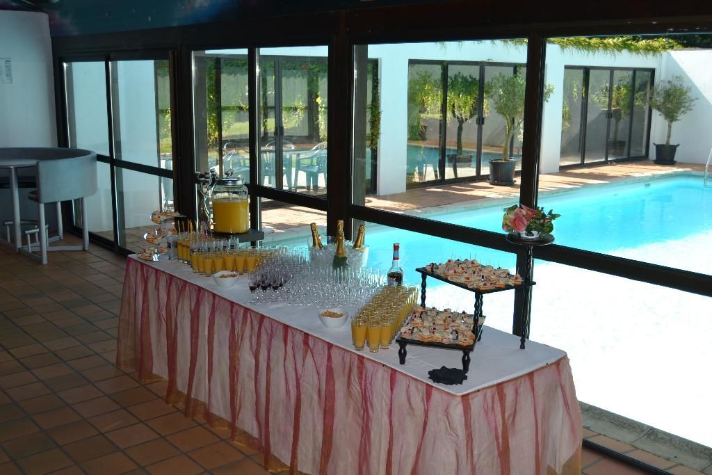 Table avec nappe et nourritures