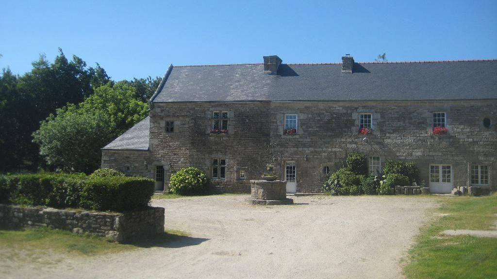 Façade en pierre du Manoir du Curru