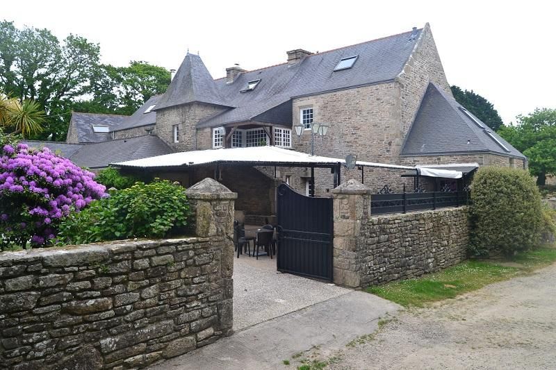 Portail d'entrée noir du Manoir