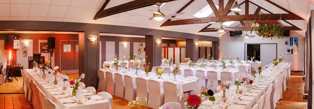 Personnes en train de danser dans une boîte de nuit