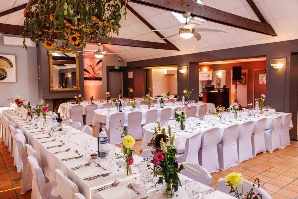 Bar arrondi avec chaises hautes