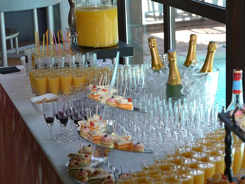 Verres vides et verres remplis de jus d'orange