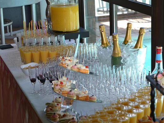 Cocktails et petits fours sur une table blanche