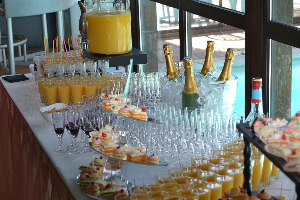 Bouteilles de champagne dans un bac à glaces