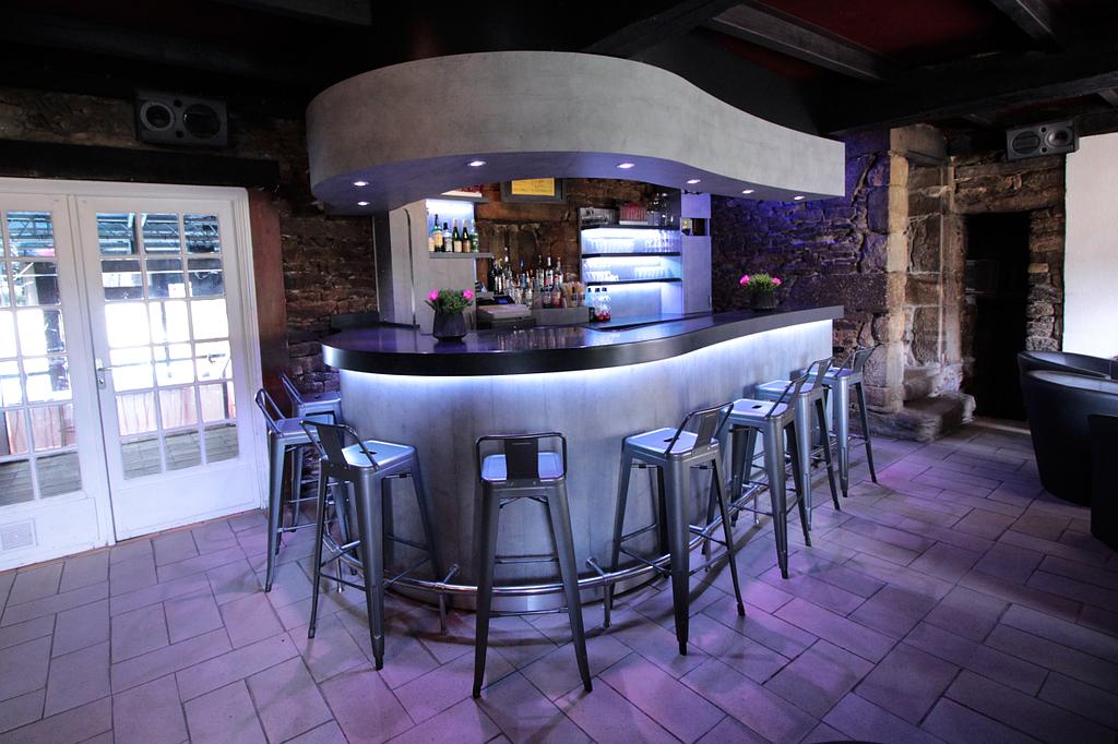 Bar arrondi avec chaises hautes