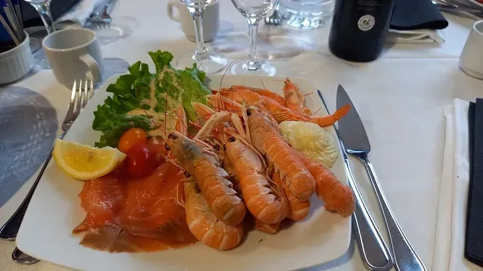 Personnes en train de danser dans une boîte de nuit