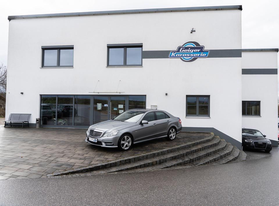 Mercedes Benz auf dem Firmenparkplatz