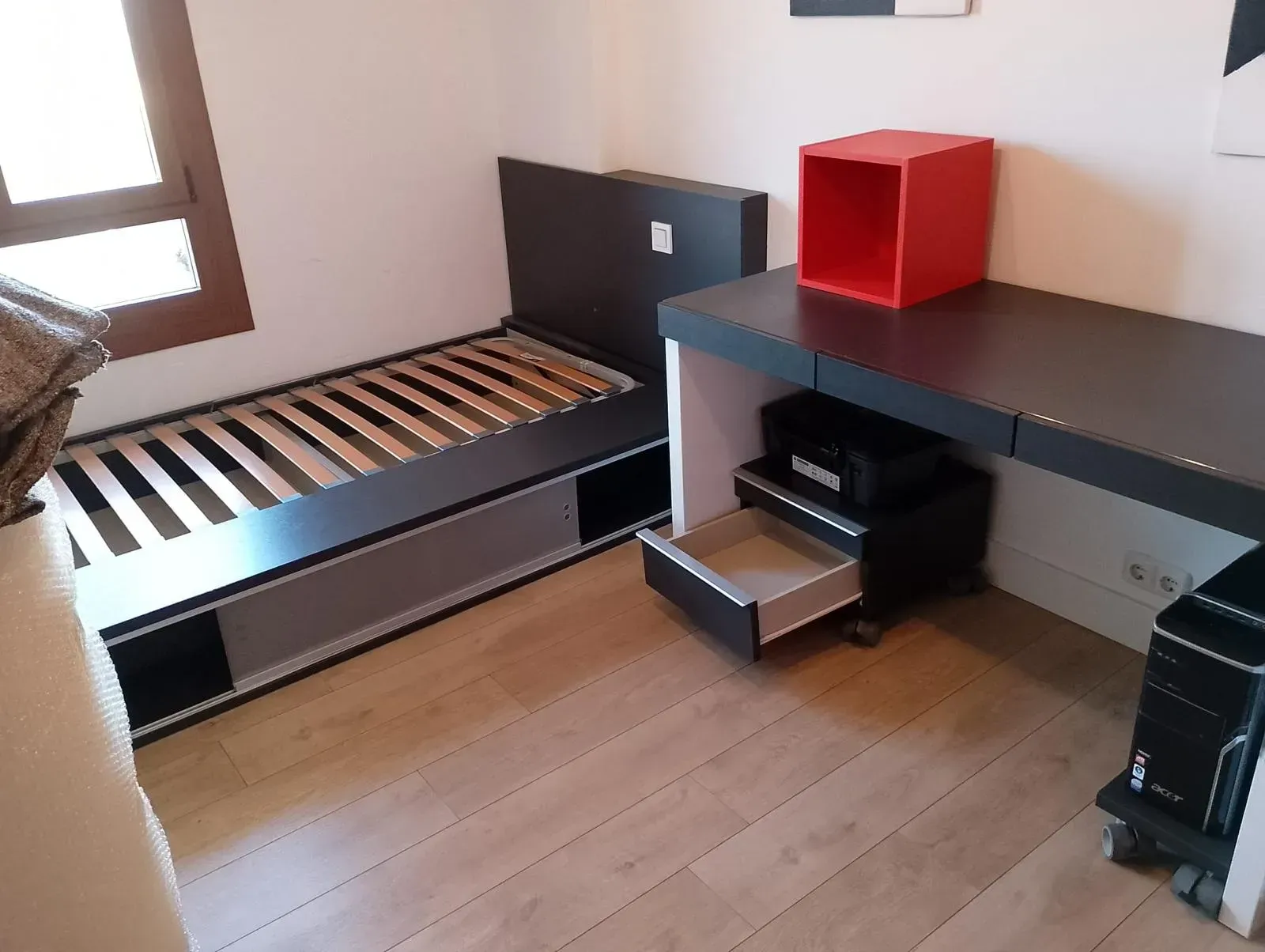 Un dormitorio con una cama individual y un escritorio.