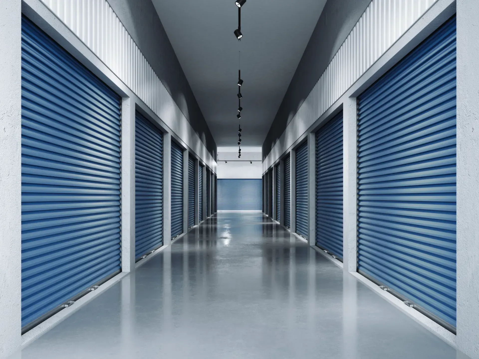 Un largo pasillo con contraventanas azules en las puertas.