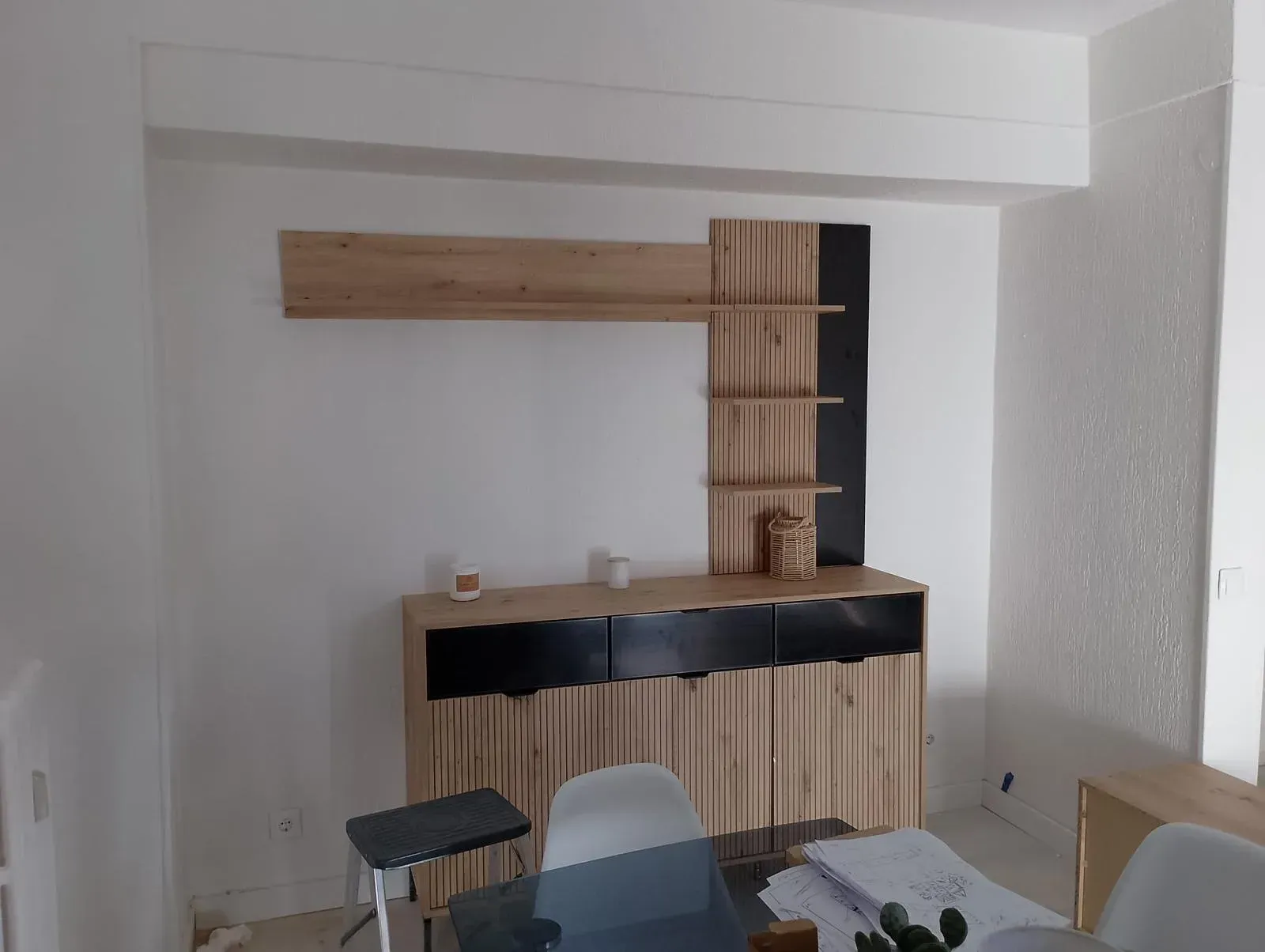 Un comedor con mesa y sillas y un mueble de madera.