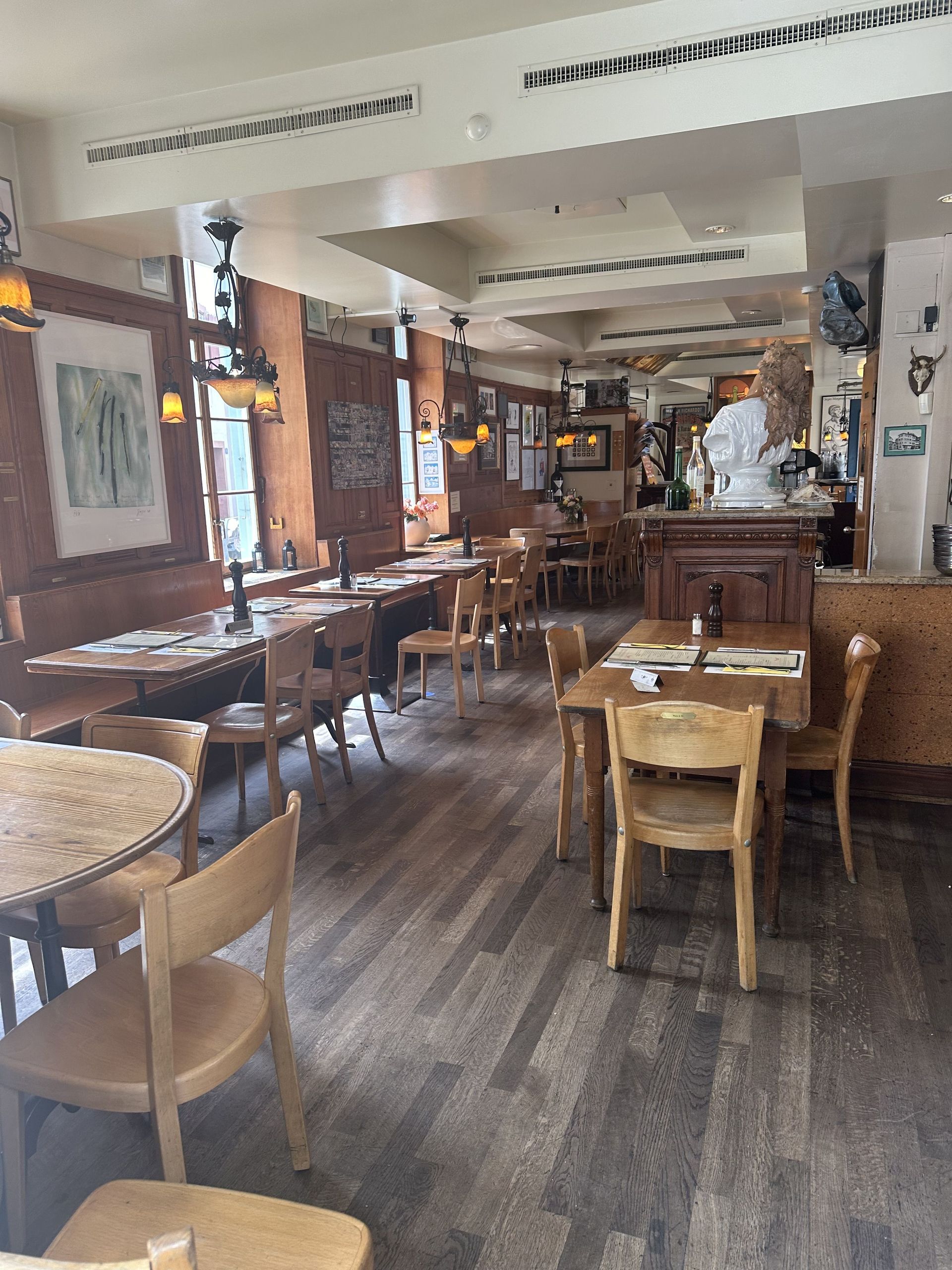 Im Restaurant gibt es viele Tische und Stühle.