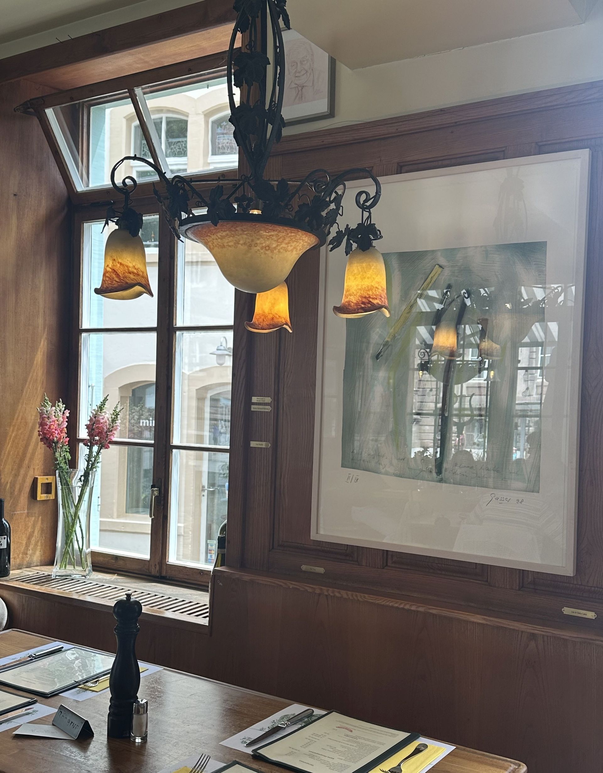 Ein Esszimmer mit einem Tisch und einem Bild an der Wand.