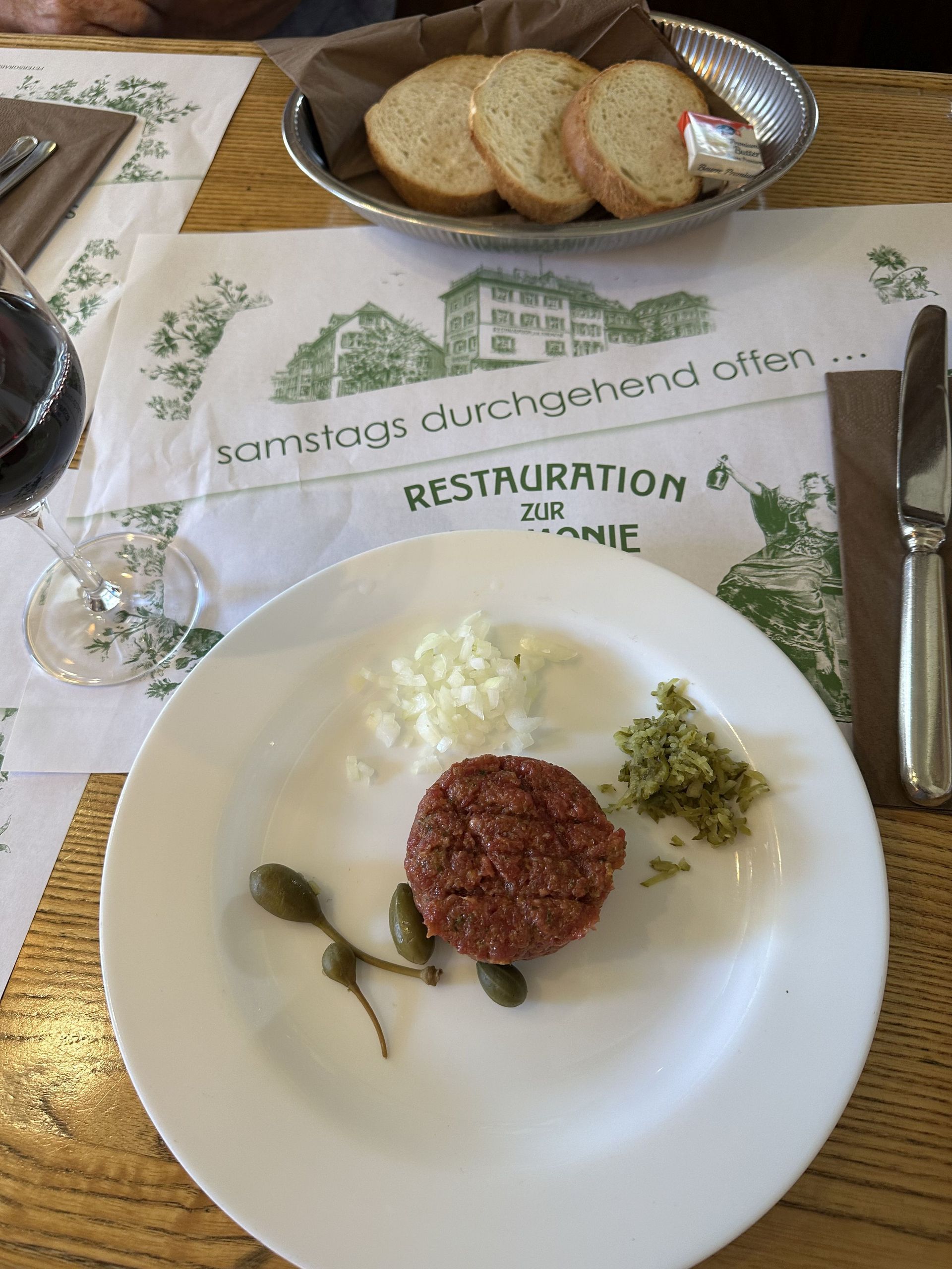 Ein Teller mit Essen auf einem Tisch mit einem Tischset mit der Aufschrift „Restauration“