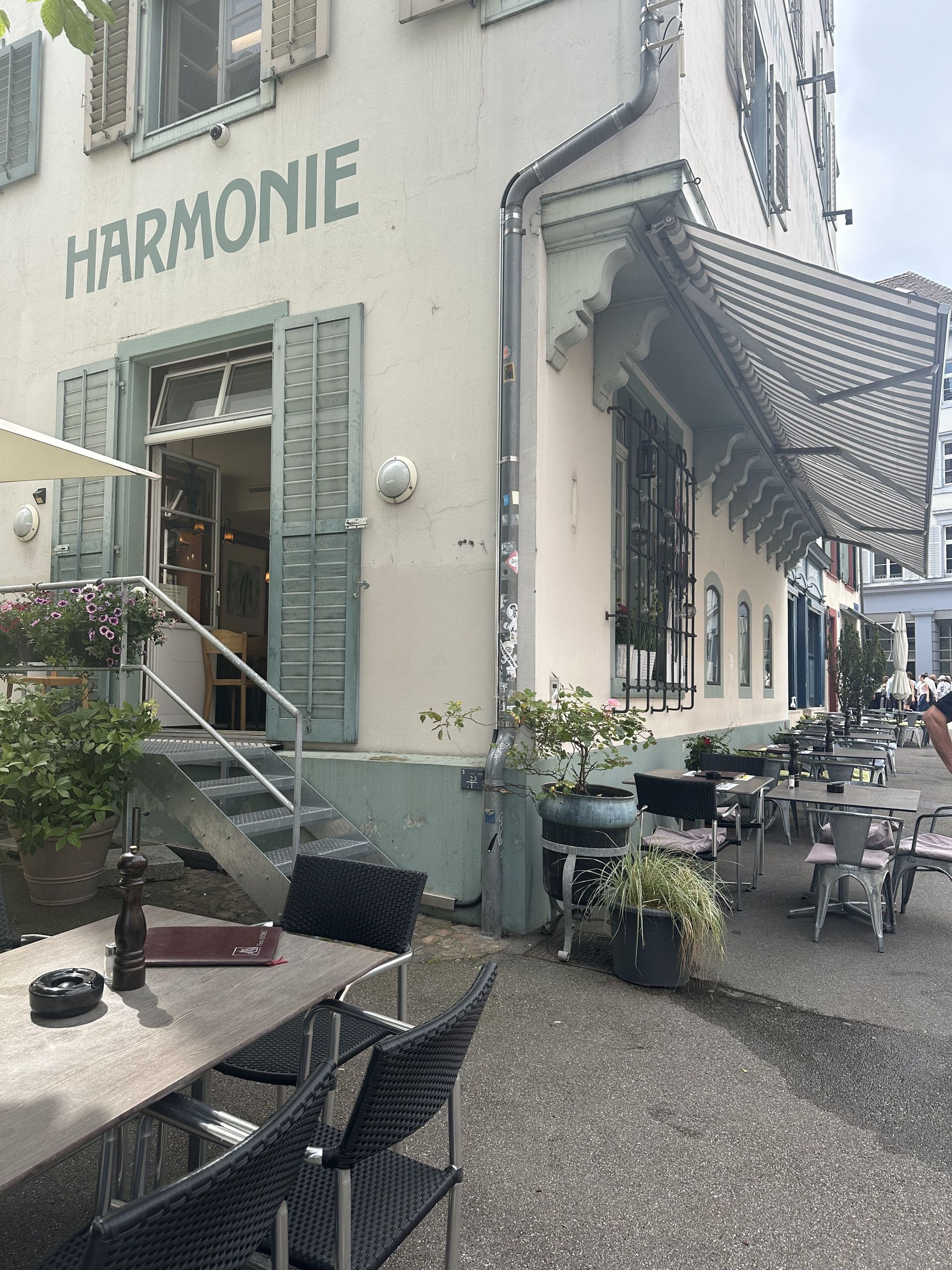 Ein weißes Gebäude mit dem Wort Harmonie darauf gemalt