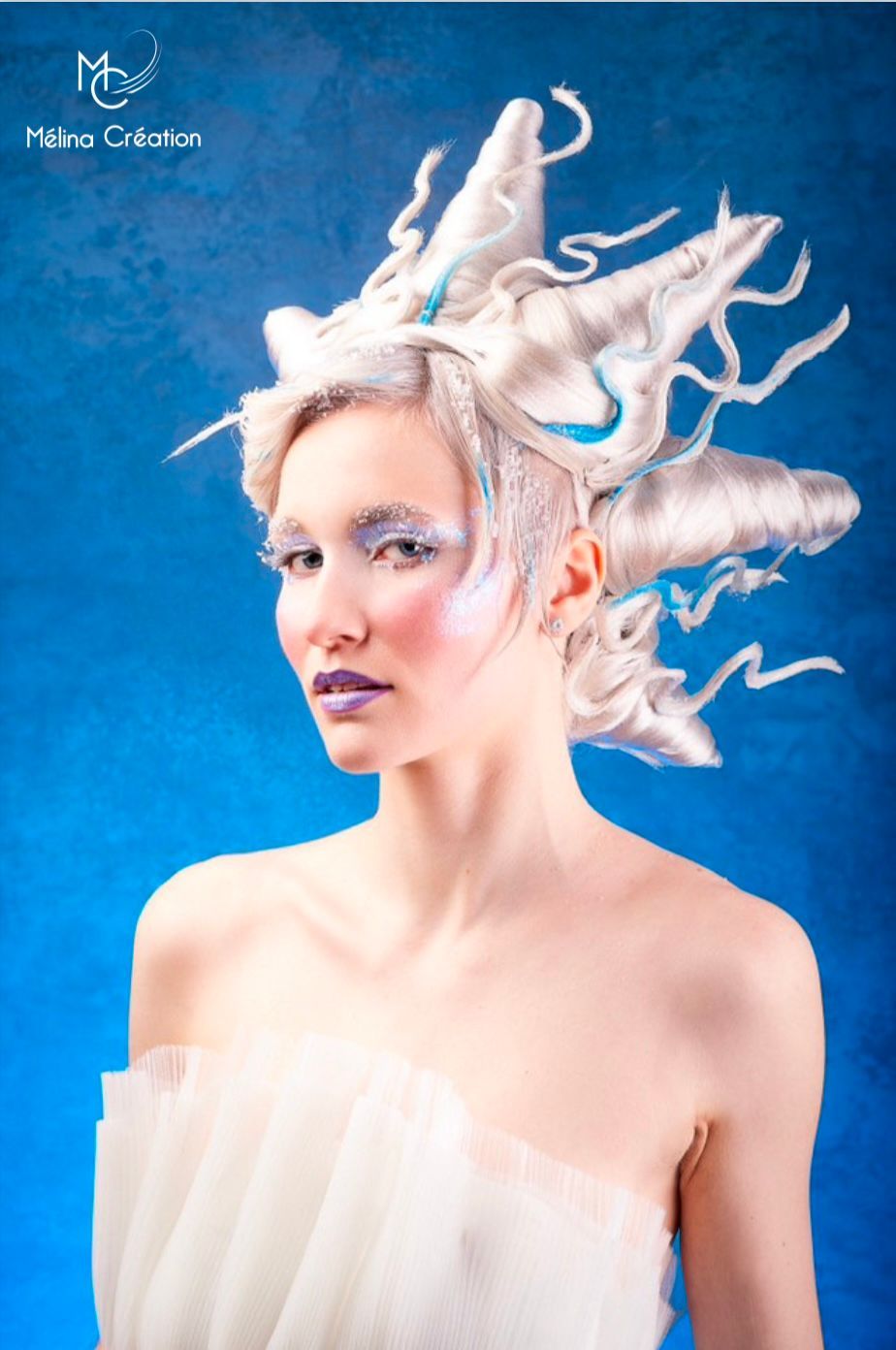Coiffure originale avec feuilles