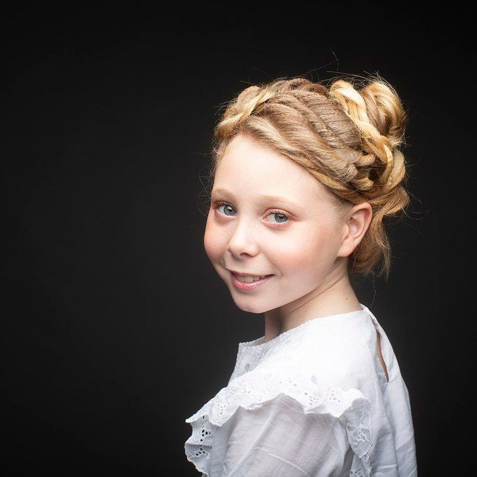Jeune fille qui se fait couper les cheveux