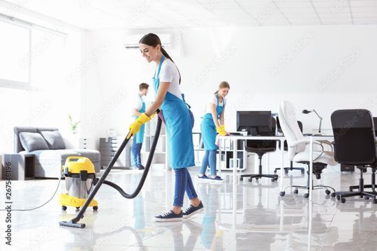 Reinigungskräfte putzen ein Büro