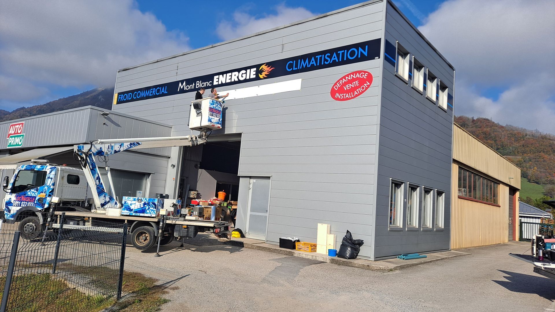 Panneaux alu logo nacelle visuel façade
